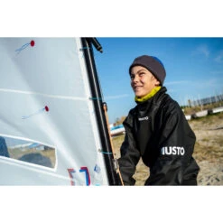 Musto Championship Aqua Beanie 2.0- Schwarz -Bester Neoprenanzug Geschäft 2022 Musto Championship Aqua Beanie 2.0 YOUTH DINGHY LOCATION PHOTOSHOOT 86052 043 2