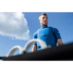 Musto Sunblock Dynamischer Kurzarm-Hautausschlagschutz- Sky Diver Blue -Bester Neoprenanzug Geschäft 81216 586 SUNBLOCK DYNAMIC 002 STUART BITHELL JACK HAWKINS